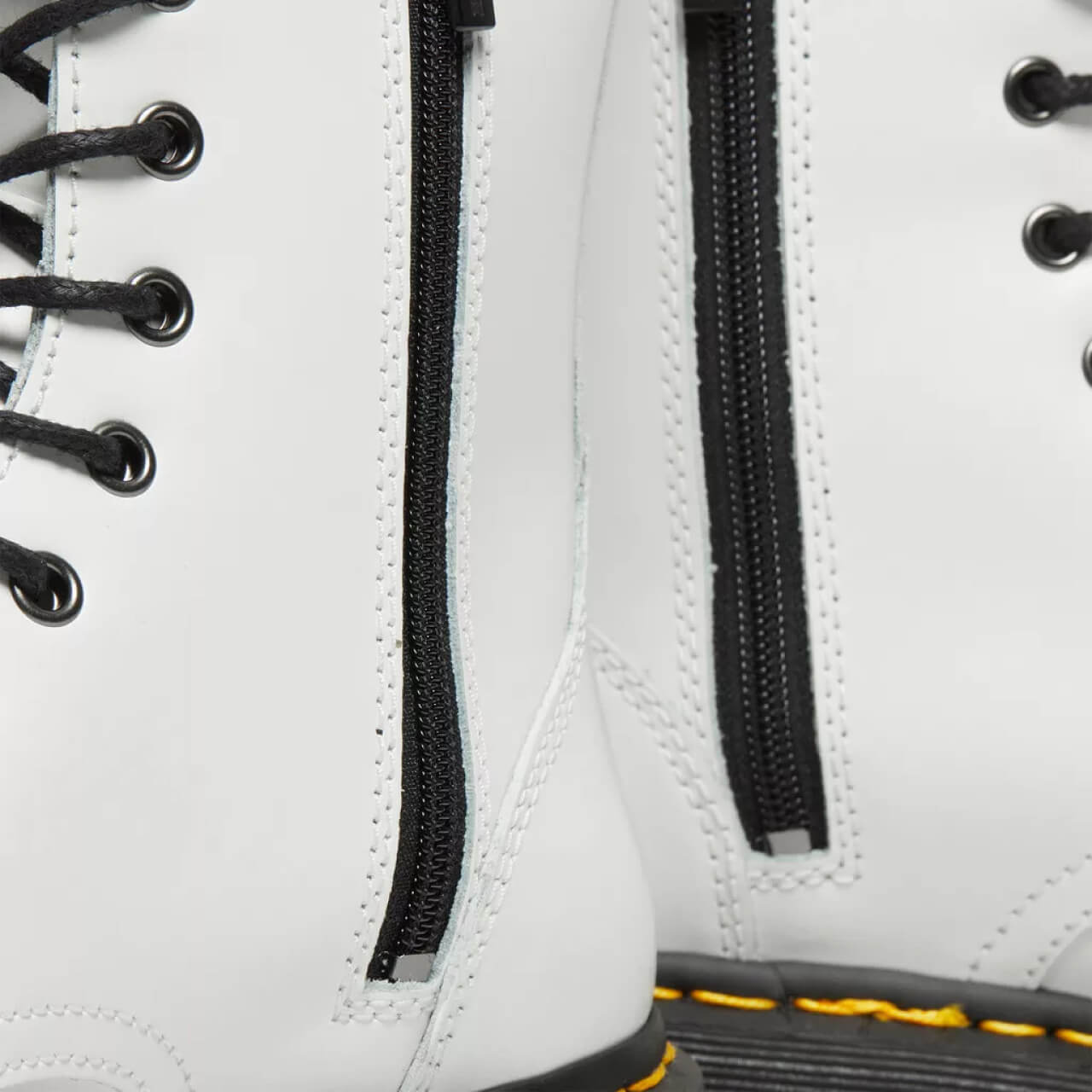 Białe botki Dr. Martens Jadon