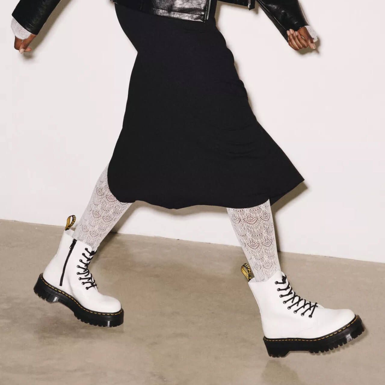 Białe botki Dr. Martens Jadon