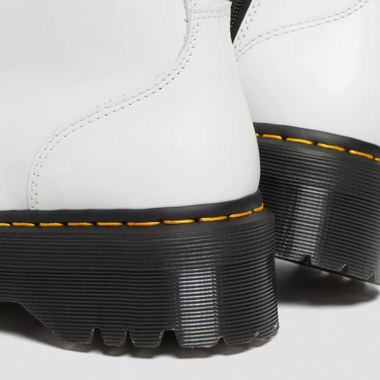 Białe botki Dr. Martens Jadon