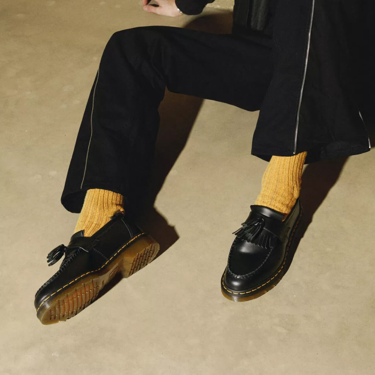 Czarne mokasyny Dr. Martens Adrian Yellow Stitch