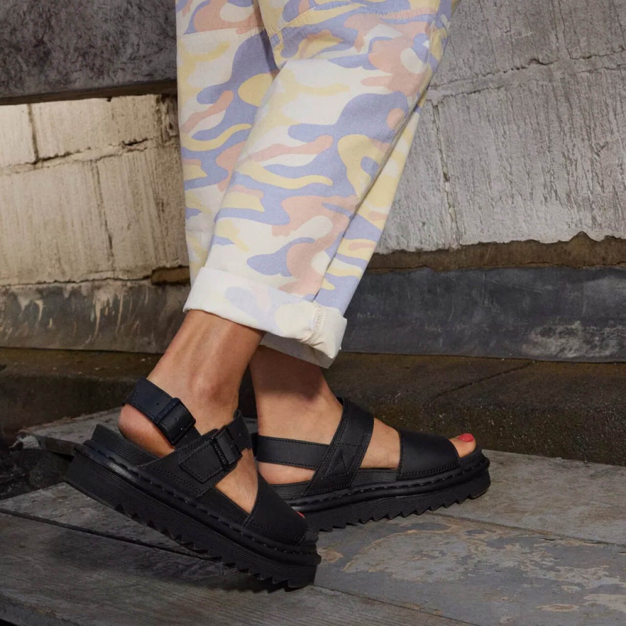 Czarne sandały damskie Dr. Martens Voss