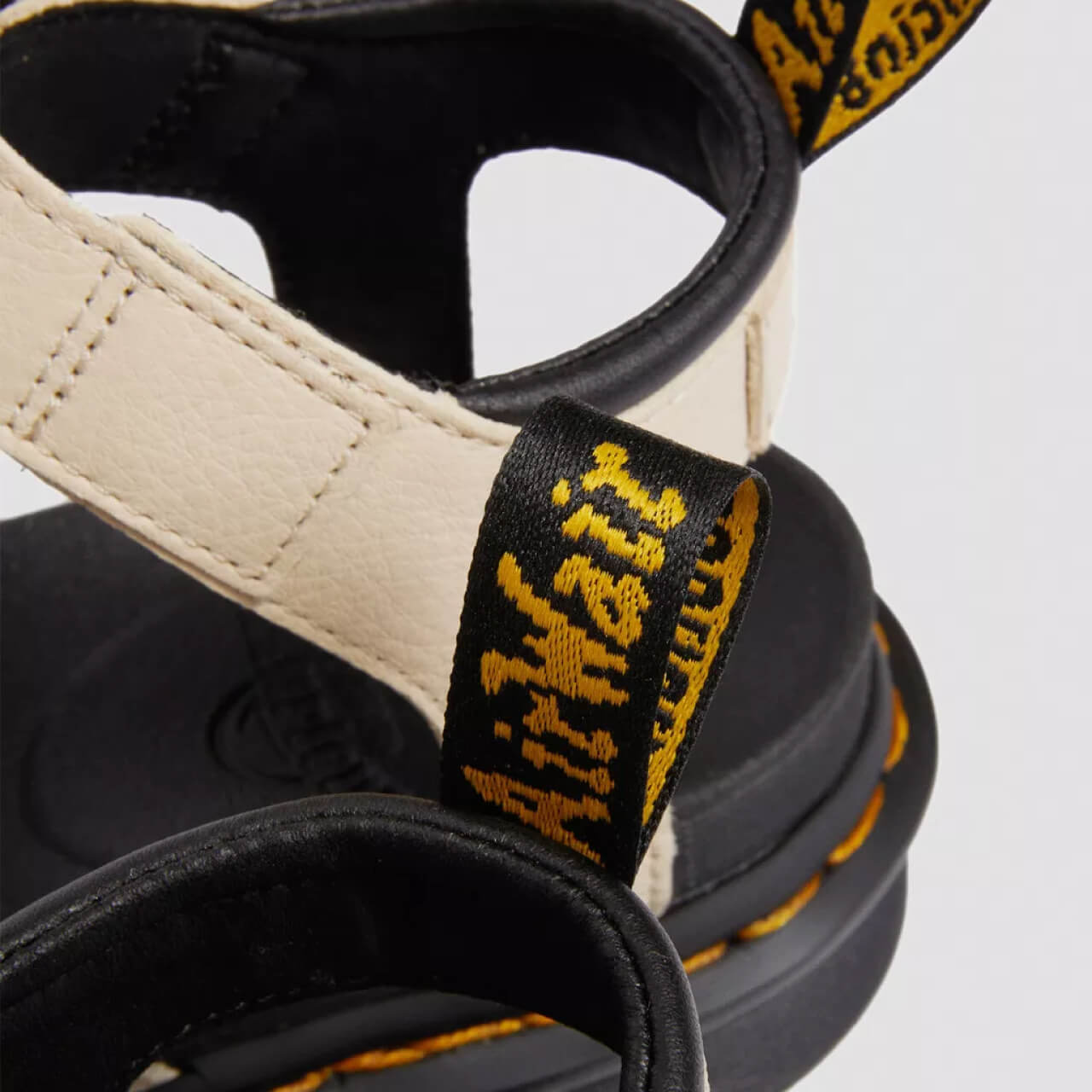 Damskie beżowe sandały Dr. Martens Blaire