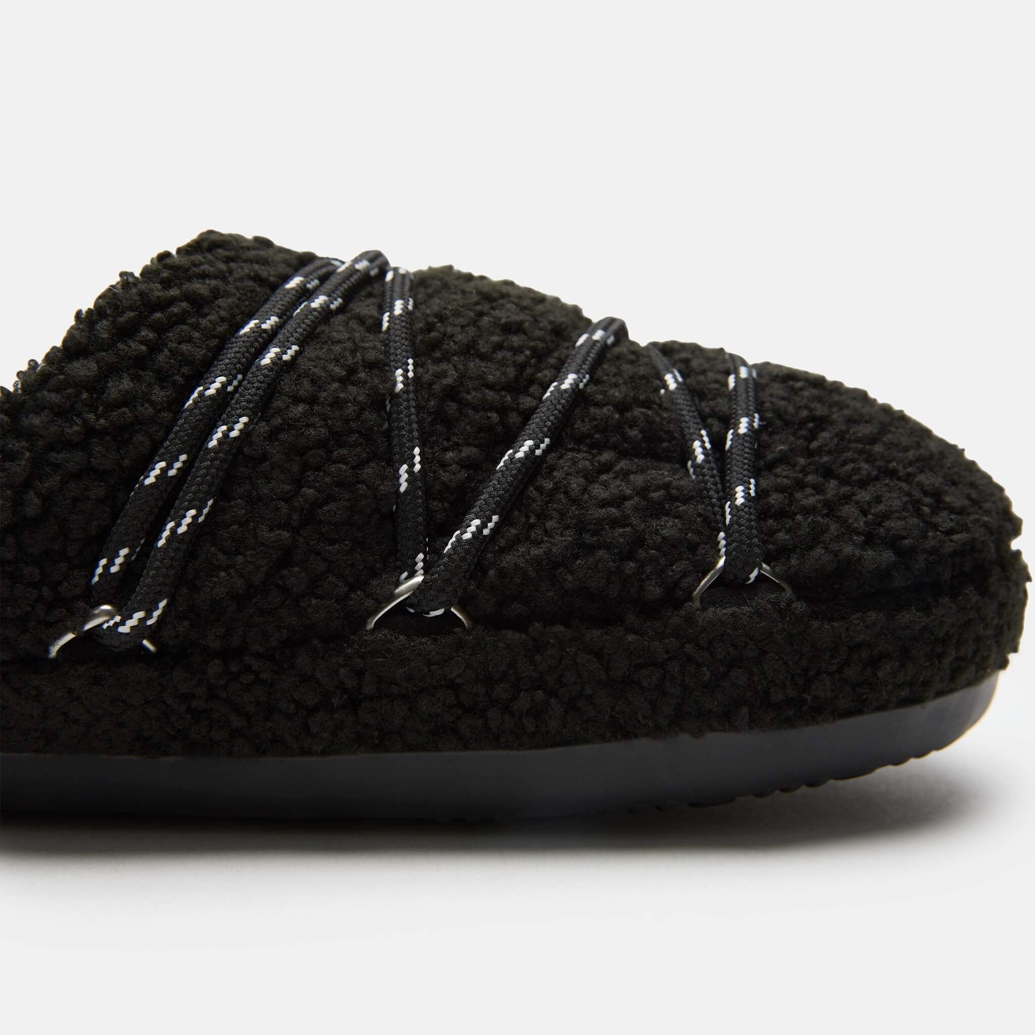 Unisex czarne kapcie Moon Boot Teddy Slipper