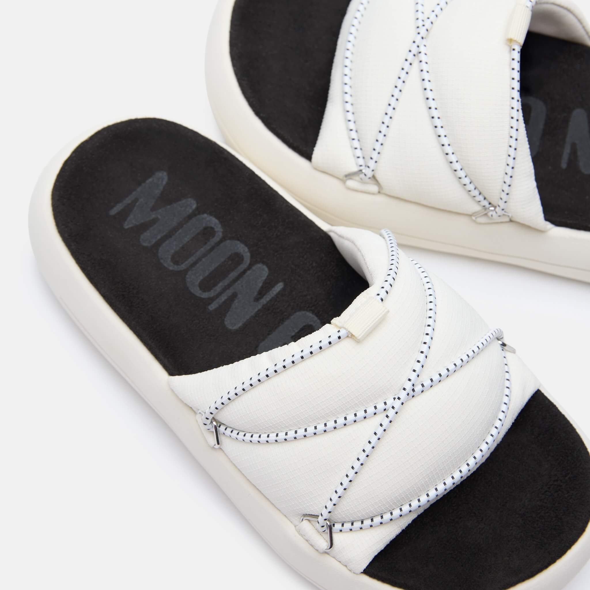 Unisex białe kapcie Moon Boot Icon Slide